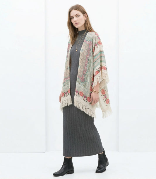 Eleganter Boho-Kimono mit Blumenmuster und Fransen